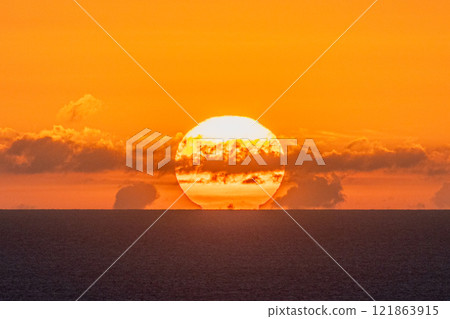 神居住的島嶼屋久島的日落（夏季） 121863915