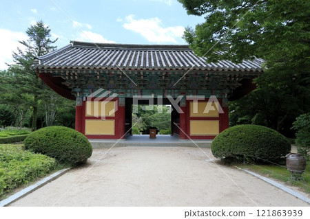 Gate of Bulguksa Temple, Gyeongju, South Korea 121863939