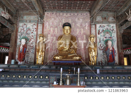 Buddha statue at Bulguksa Temple, Gyeongju, South Korea Buddha statue at Bulguksa Temple, Gyeongju, South Korea 121863963