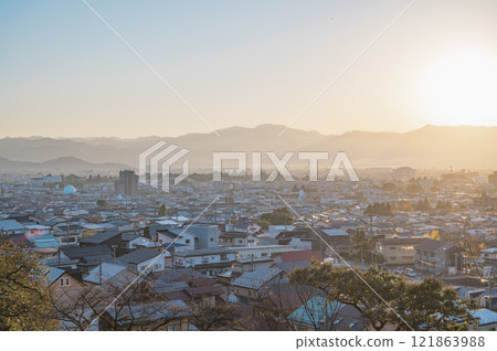 從福島縣飯盛山眺望會津的日落 從福島縣飯盛山眺望會津的日落 121863988