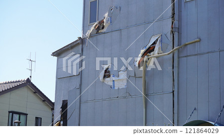 能登半島地震的受損紀錄（石川縣輪島市外牆出現大裂縫的建築物） 121864029