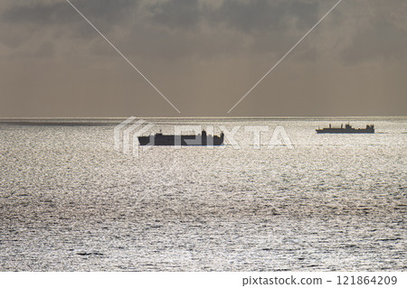 日落太陽之路 - 從屋久島駛離海岸的貨船（夏季） 121864209