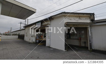 JR Tsurumi Line Shin-Shibaura Station building JR Tsurumi Line Shin-Shibaura Station building 121864395