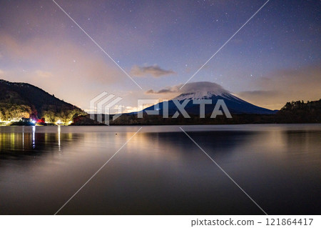 (Yamanashi Prefecture) Mount Fuji as seen from Lake Shojiko on a sky-filled night 121864417
