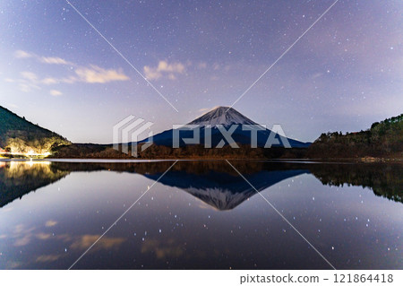 (Yamanashi Prefecture) Mount Fuji as seen from Lake Shojiko on a sky-filled night (Yamanashi Prefecture) Mount Fuji as seen from Lake Shojiko on a sky-filled night 121864418