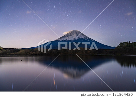 (山梨縣)晴朗的夜晚從精進湖中看到的富士山 (山梨縣)晴朗的夜晚從精進湖中看到的富士山 121864420