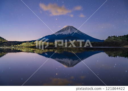 （山梨縣）晴朗的夜晚從精進湖中看到的富士山 121864422