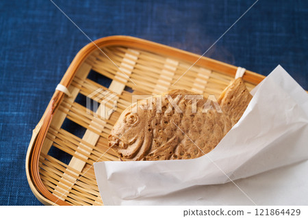 用紙袋包裹的鯛魚燒 121864429