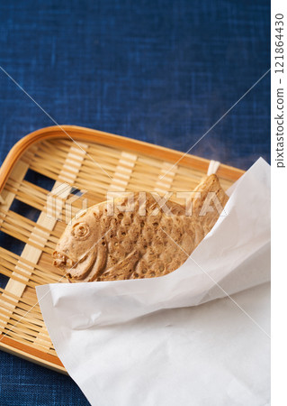 用紙袋包裹的鯛魚燒 用紙袋包裹的鯛魚燒 121864430