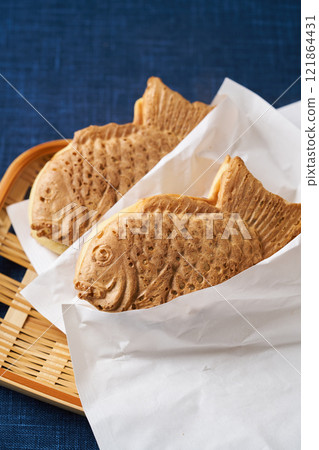 用紙袋包裹的鯛魚燒 用紙袋包裹的鯛魚燒 121864431