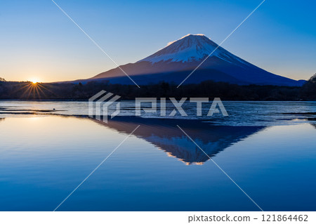 (Yamanashi Prefecture) Sunrise and Mt. Fuji as seen from Lake Shojiko 121864462
