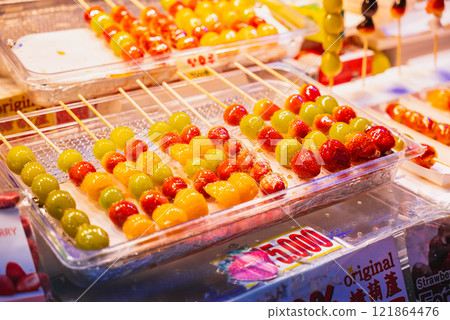 首爾明洞的街頭甜點「Danhul」（水果糖） 121864476