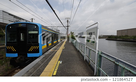JR Tsurumi Line Shin-Shibaura Station platform and Tsurumi Line train 121864527