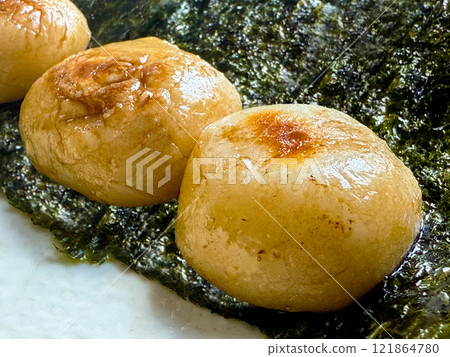 磯燒是一種用醬油烤製的年糕，裹著海藻。 121864780