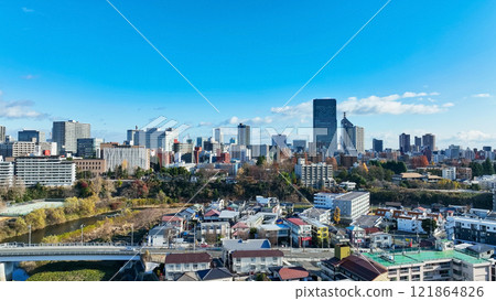 現代城市的無人機鳥瞰圖 現代城市的無人機鳥瞰圖 121864826