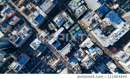 現代城市的無人機鳥瞰圖 現代城市的無人機鳥瞰圖 121864844