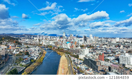 現代城市的無人機鳥瞰圖 121864859