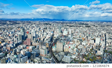 現代城市的無人機鳥瞰圖 121864874
