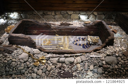 Coffins at Cheonmachong Tomb in Daereungwon, Gyeongju, South Korea 121864925