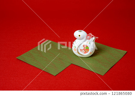 可愛的蛇雕像,東方新年的幸運符 可愛的蛇雕像,東方新年的幸運符 121865080