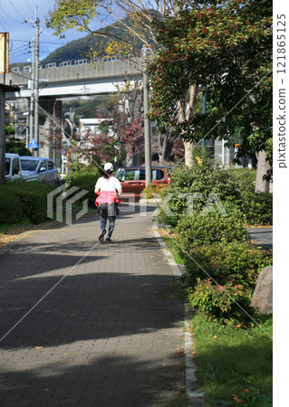 婦女在慢跑 婦女在慢跑 121865125