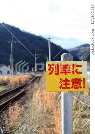 處所內鐵路道口的警告牌 處所內鐵路道口的警告牌 121865158