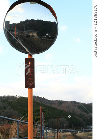 Mirror on the station platform Mirror on the station platform 121865176