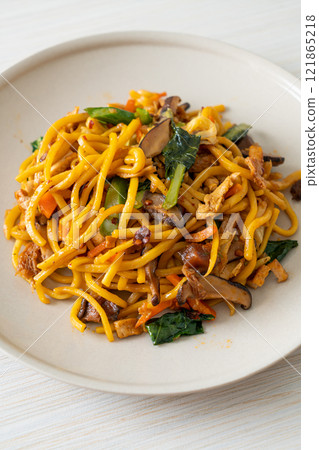 stir-fried yakisoba noodles with vegetable in vegan style 121865218
