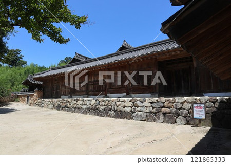 Houses in Yangdong Village, Gyeongju, South Korea 121865333