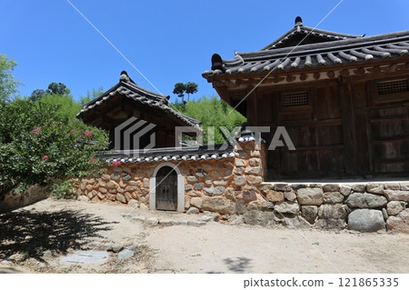 韓國慶州良洞村的傳統建築 121865335