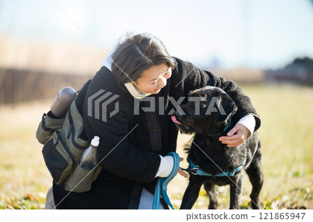 一隻友善的大狗和他的主人 121865947