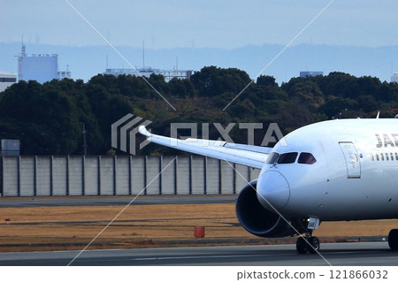 大阪國際機場 JAL 飛機著陸準備就緒 121866032