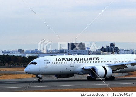 大阪國際機場 JAL 飛機著陸準備就緒 121866037
