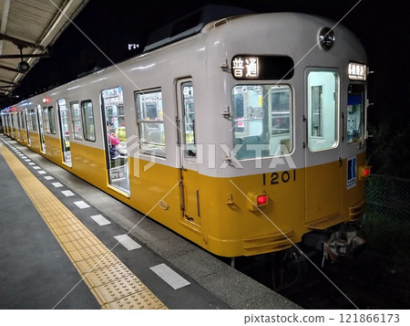 高松琴平電鐵1200列車（1201）夜間停靠琴平站 121866173