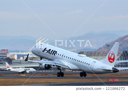 大阪國際機場日航飛機起飛天空公園 121866272