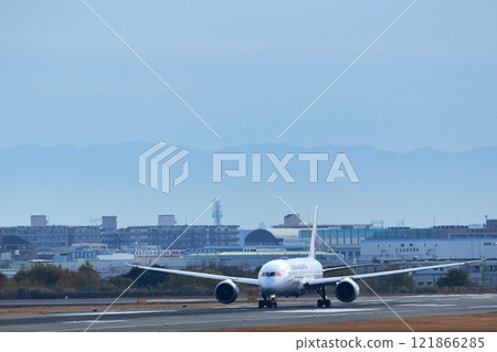 大阪國際機場日航飛機起飛天空公園 121866285