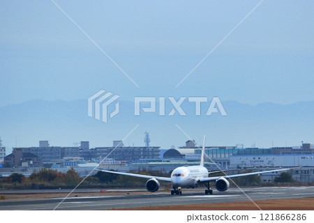 大阪國際機場日航飛機起飛天空公園 121866286