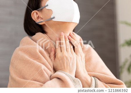 Middle-aged to senior women suffering from sore throat Middle-aged to senior women suffering from sore throat 121866392