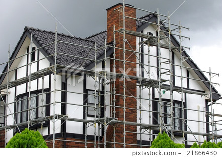 組裝鷹架進行房屋牆壁維護 組裝鷹架進行房屋牆壁維護 121866430