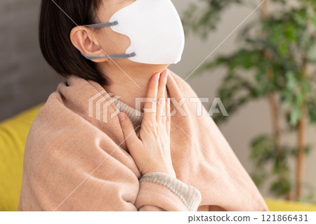 中老年婦女患有喉嚨痛 中老年婦女患有喉嚨痛 121866431