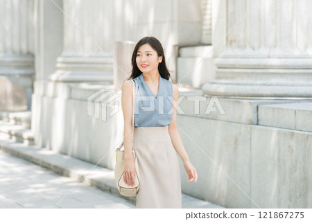 走在城市樹蔭下的女商人 走在城市樹蔭下的女商人 121867275