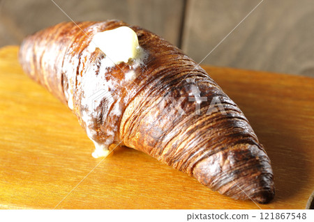 切菜板上稍微燒焦的黑色和桑 121867548