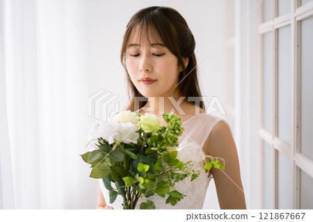 穿著婚紗的長黑髮的年輕女子 121867667