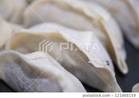 將冷凍餃子放入煎鍋中（照片） 121868159