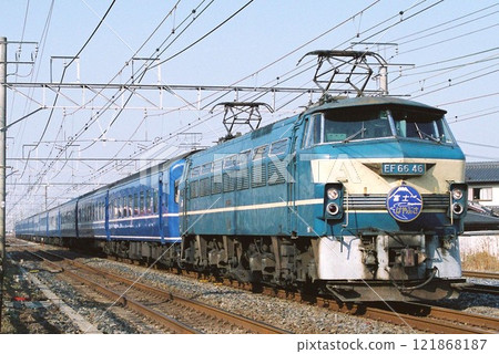 臥舖快車 Fuji Hayabusa 由 EF66 46 級牽引，沿東海道本線前往東京。 121868187