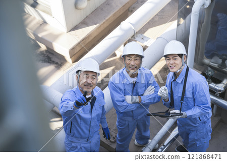 工作人員檢查建築設備 工作人員檢查建築設備 121868471