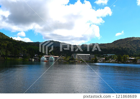 Hakone Lake Ashi scenery 121868689