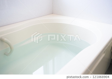 Bright bathroom 121868904