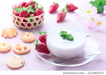 濃鬱草莓白巧克力拿鐵（熱） 121869354