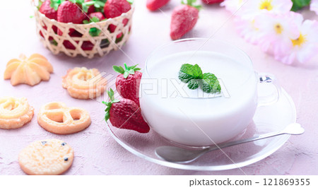 濃鬱草莓白巧克力拿鐵(熱) 濃鬱草莓白巧克力拿鐵(熱) 121869355